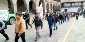 Obreros de Cusco marchan pidiendo reinicio de obras retrasadas por escasez de materiales a causa de paro