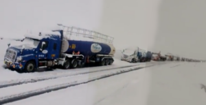 Transportistas varados por bloqueo de vías soportan temperaturas bajo cero