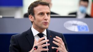 Presidente de francia propone constitucionalizar el aborto