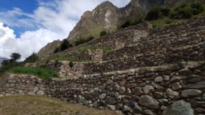 Restauran 14 andenes inka en Machu Picchu