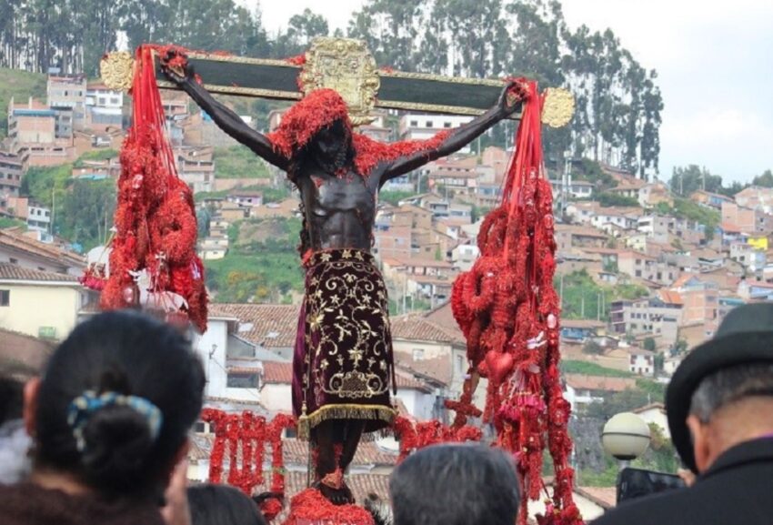 Conoce la tradicion de las cruces que visten de fiesta.