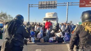 Inmigrantes sufren abusos en frontera con Chile