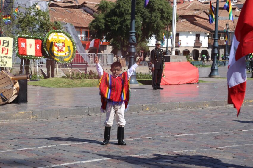 Día de la Bandera en Cusco se desarrolló con gran sentimiento de peruanidad