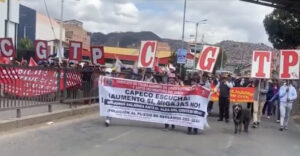 Obreros de construcción civil marchan en Cusco pidiendo trabajo y aumento de sueldo