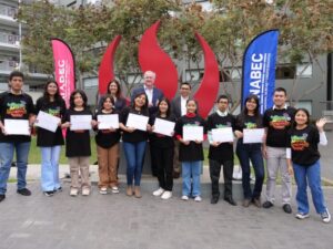 Jóvenes de alto rendimiento académico acceden a beca en la UPC por convenio con Pronabec