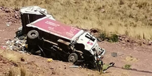 Un trabajador municipal de Cusco resulta herido al caer un camión compactador por un barranco