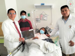 Exitosa cirugía innovadora en Cusco para colocar prótesis de hombro