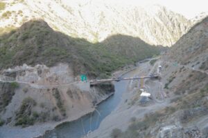 El Puente Kutuctay unirá a las regiones de Apurímac y Cusco, tiene un avance de más del 76% según informó Minera Las Bambas que financia la construcción.