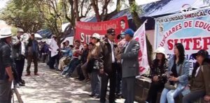 Rala protesta de maestros agremiados al SUTEP por aumento salarial