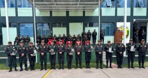 un oficial y siete suboficiales PNP, ellos recibieron el reconocimiento como el mejor comisario y los mejores policías cusqueños del mes de octubre.