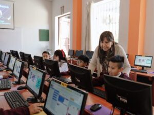 Más de 800 mil escolares, jóvenes y profesores de todas las regiones del país se beneficiarán con programas gratuitos de educación digital