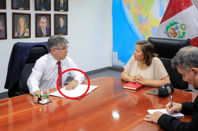 El 17 de enero del 2024, Werner Salcedo luce un reloj aparente Rolex en reunión con la ministra de la Producción, Ana Choquehuanca,