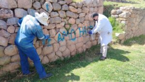 Atentado a muro prehispánico del sitio arqueológico de Wakapunku: Especialistas limpiaron pintas