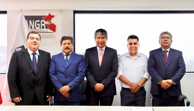 Lima 21 de febrero de 2024: Wilfredo Oscorima asume como presidente ejecutivo de la Mancomunidad Regional de Los Andes. Juramentó en el local de la ANGR donde se encuentra con Salcedo quien no devuelve el Rolex "prestado".