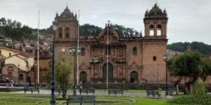 Autoridades del Cusco acuerdan iluminar la fachada de sitios culturales