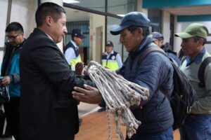 Entregan chicotes a rondas campesinas para fortalecer la seguridad ciudadana en Espinar