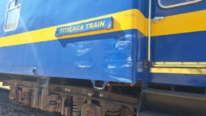 Tren de Perúrail y camioneta rural protagonizan choque en Sicuani