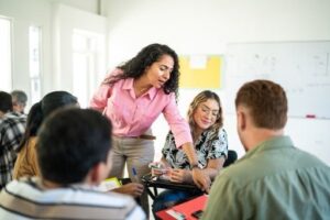 Cada vez más personas apuestan por estudios superiores semipresenciales y a distancia