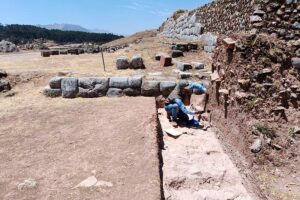 Investigación arqueológica en Sacsayhuamán revela etapa de construcción temprana