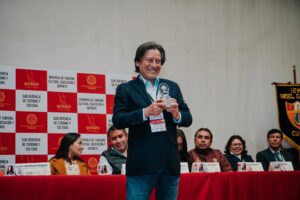 Juan Acevedo, creador de ‘El Cuy’, recibe homenaje en Cusco durante Feria del Libro