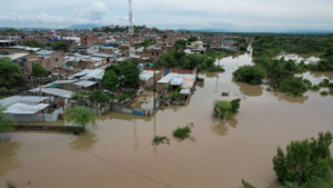 Lluvias extremas en Perú afectan economía y población.