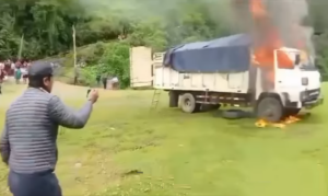 Pobladores de Lares capturan a presuntos abigeos y queman camión en protesta.