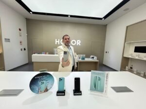Llegó a Cusco el HONOR 400 Lite, el primer dispositivo Android con botón de cámara IA