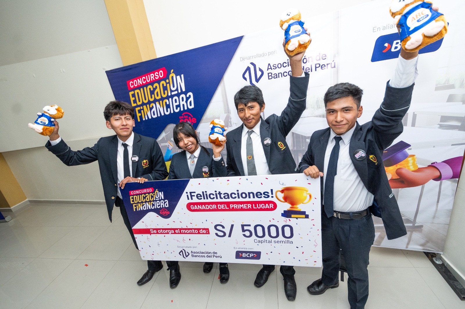 Más de 200 mil estudiantes se preparan para el éxito con educación financiera en escuelas
