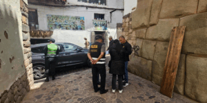 En tiempo récord detienen a mujer que dañó muros incas en Cusco con grafitis