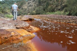 Ríos y lagos son contaminados por mineros ilegales en Perú
