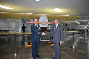 Corpac Cusco recibe de la FAP réplica del avión que usó Velasco Astete para cruzar la Cordillera de los Andes hace 100 años
