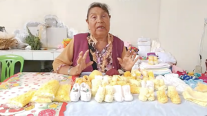 Artesanas cusqueñas ofrecen prendas a crochet para vestir al Niño Jesús durante la campaña de Navidad en Cusco