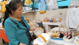 Artesanas presentan bellos accesorios para nacimientos religiosos en la tradicional feria de Quillabamba