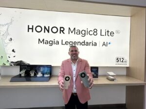 Lanzan celular resistente HONOR en Cusco con récord mundial Guinness tras caer desde más de 6 metros de altura