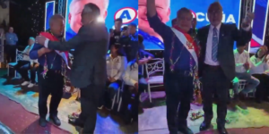 Rector de la UNSAAC coloca banda presidencial simbólica a César Acuña durante campaña electoral en Cusco