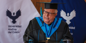 Julio Velarde recibe el Doctor Honoris Causa de la Universidad Andina del Cusco