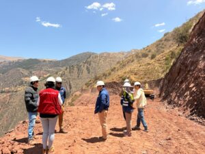 Contraloría advierte riesgo de afectación al drenaje natural por acumulación de material suelto en obra vial de Santiago